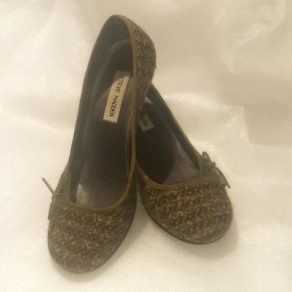 Greenish Tweed Pump by Steve Madden Size 7 - Picture 9 of 13